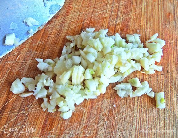 Чеснок порубить. Мы любим чеснок, поэтому так много, зубчики небольшие.