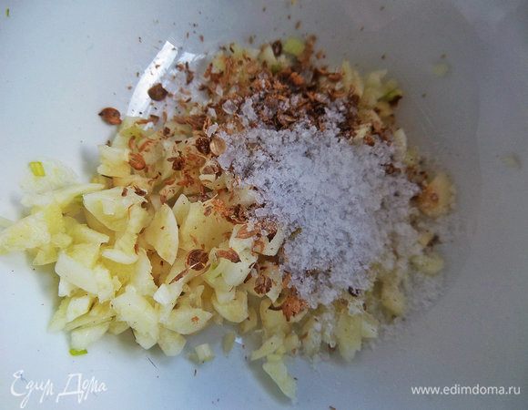 Всыпать чеснок и соль, примерно 0,5 ч. л. 