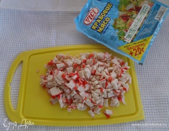 Нарезаем крабовое мясо Vici мелким кубиком.