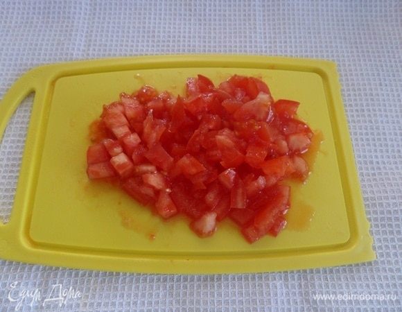 Нарезаем помидоры.