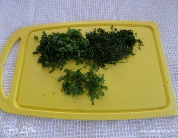 Нарезаем зелень.