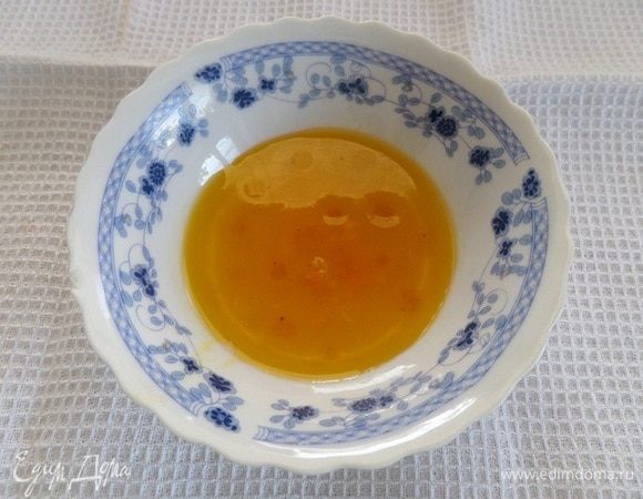 Готовим заправку для салата. В чашечке смешиваем оливковое масло, лимонный сок и табаско.