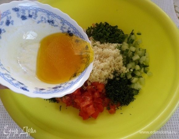 Добавляем приготовленную заправку.