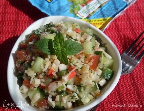 Подаем салат, украсив веточкой мяты.