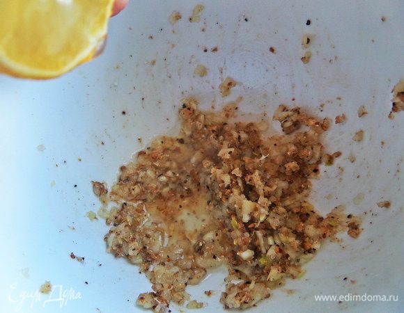 Выжать лимонный сок.