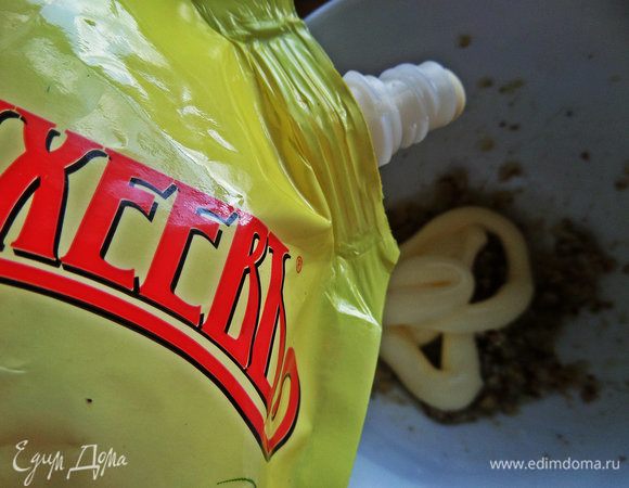 Добавить майонез — 2-3 ложки.  Используем от ТМ «МахеевЪ».