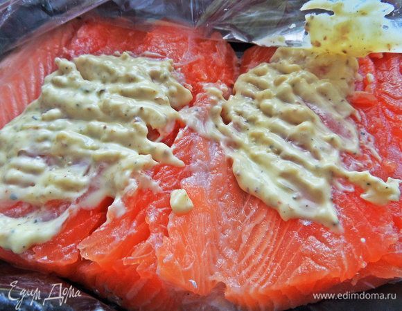 Перемешать, намазать на всю поверхность рыбки сверху.