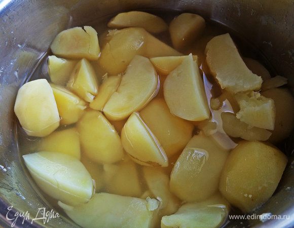 На гарнир в это время отварить картошку дольками, чтобы сразу выложить на тарелку.