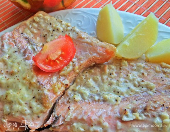 Перенести из рукава готовые пласты рыбки на тарелку.