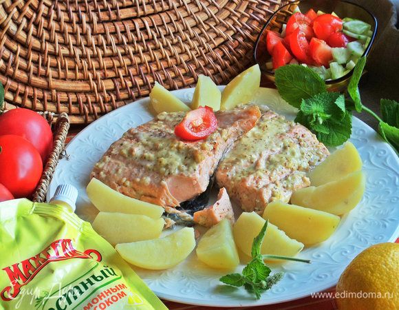 Также предложить салат из огурцов и помидоров, заправив майонезом или маслом.