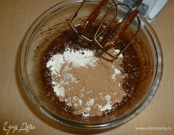 К яйцам добавить шоколадную массу, взбить. Постепенно всыпать муку и какао. Взбить. Получится гладкая тягучая масса.