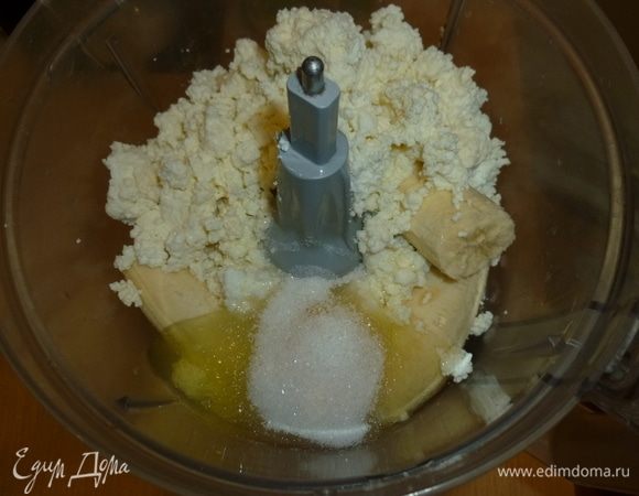 В комбайне (или блендере) прокрутить бананы, творог с яйцами и ванильным сахаром ТМ Haas в однородную массу.