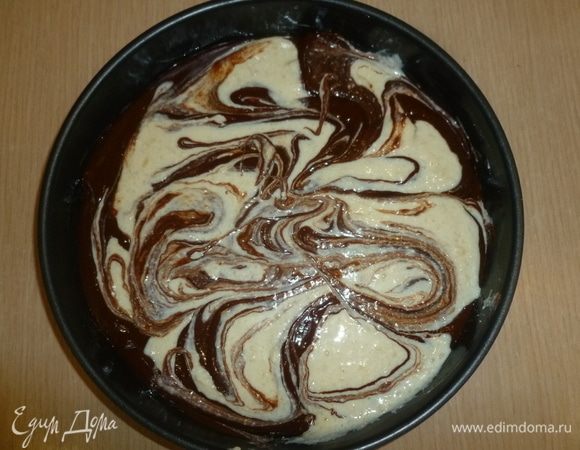 Форму смазать маслом, выложить шоколадную массу, сверху выложить творожно-банановую. Вилкой круговыми движениями сделать разводы. 