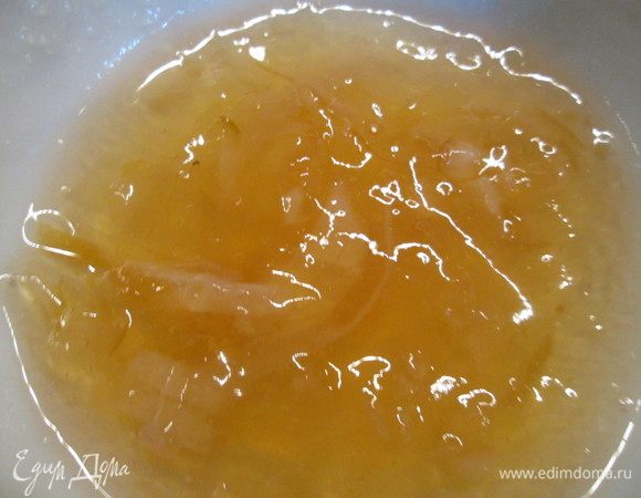 Смешиваем 2 ст. л. лимонного сока с лимонным джемом. Одну ст. л. сока оставляем для смачивания груш.