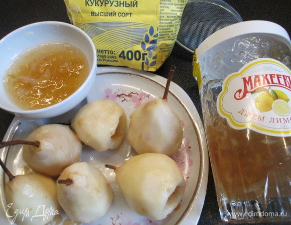 Очищаем груши от кожуры и удаляем сердцевину. Хвостики груш оставляем. Смачиваем лимонным соком, чтобы не потемнели.