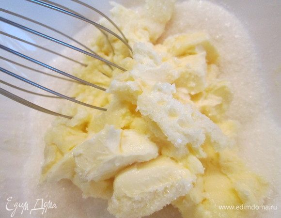 Взбиваем масло с сахаром.