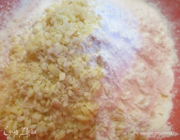 Смешиваем муку, крахмал и молотый миндаль, добавляем разрыхлитель.