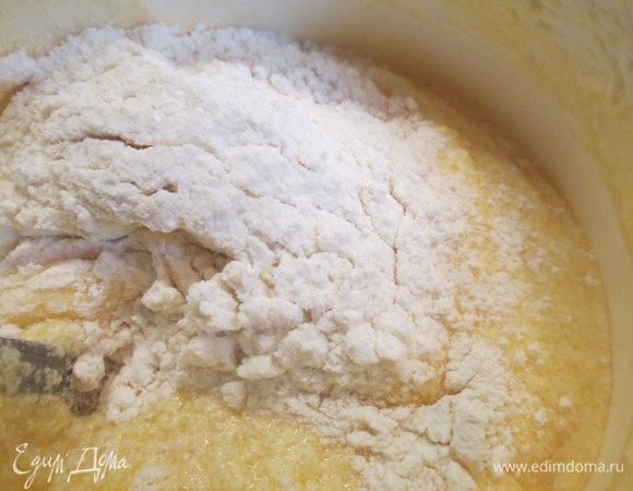 Соединяем мучную смесь с масляной в два этапа, аккуратно перемешивая.