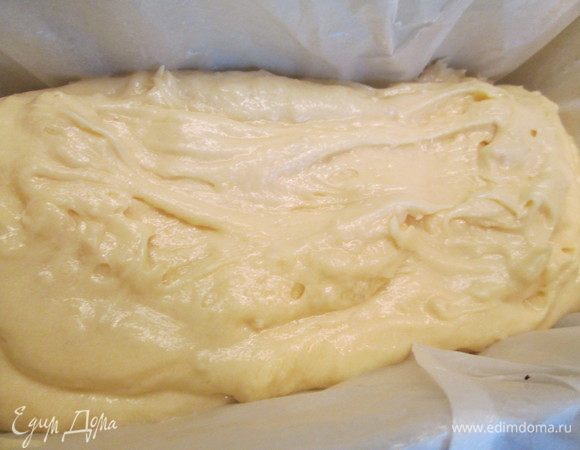 Покрываем форму для выпечки пекарской бумагой и выливаем тесто до половины формы.