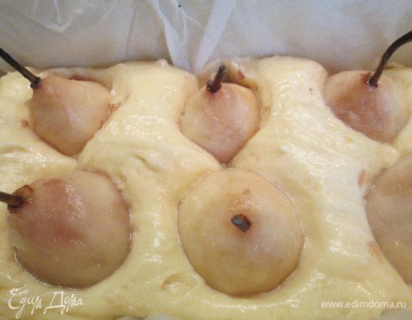 В тесто вдавливаем осторожно груши. Форма у меня 10х20 см. Оставшееся тесто можно распределить по формочкам для кексов. У меня вошло в круглую форму диаметром 15 см.