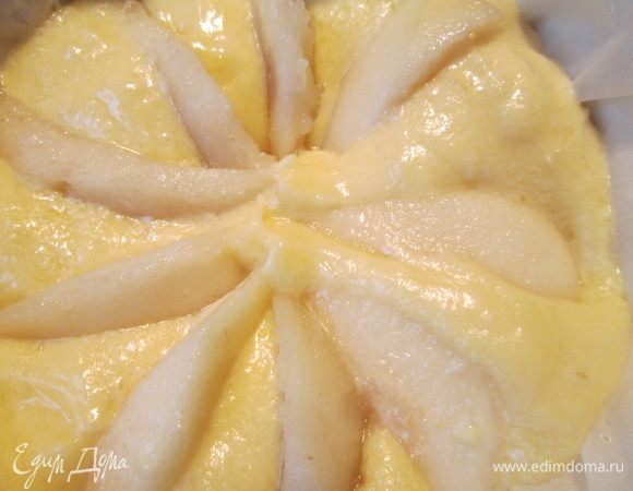  У меня оставшееся тесто вошло в круглую форму диаметром 15 см. Груши можно уложить ломтиками, придавая какую-нибудь форму.