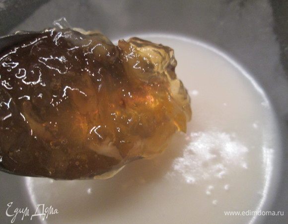 Пока остужаются в форме кексы, приготовим глазурь: смешиваем сахарную пудру с лимонным джемом и соком лимона, перемешиваем. 