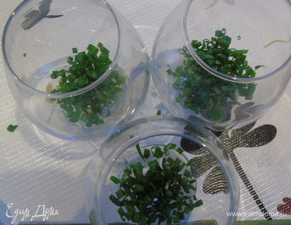 Я сервировала в коньячных бокалах. Лук нарезаем и выкладываем половину в бокалы.