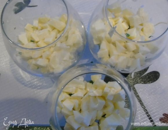 Затем нарезаем кубиками яблоко и выкладываем поверх лука.
