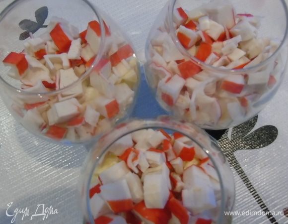 Сверху выкладываем нарезанные крабовые палочки TM VICI.