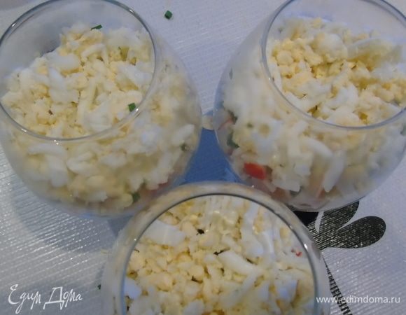 Затем — оставшийся лук и натертые яйца.