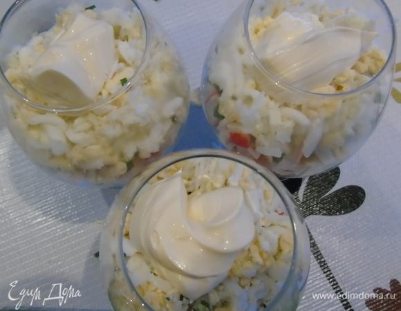 Сверху — по ложке майонеза, лучше домашнего. 