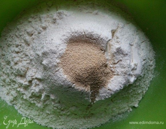 Смешать сухие ингредиенты: просеянную муку, дрожжи, соль.