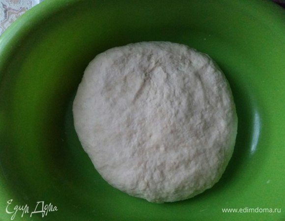 Добавить теплую воду и замесить тесто. Оно должно у вас обязательно получиться. Накрыть полотенцем и оставить на 1,5часа. Если время позволяет, то можно и на более длительный срок оставить. 