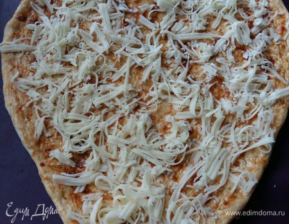 Посыпать сверху, натертым на мелкой терке сыром моцарелла. Также можно заменить своим любимым сыром.