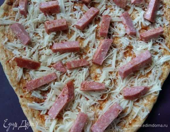 Выложить нарезанную на брусочки колбасу.