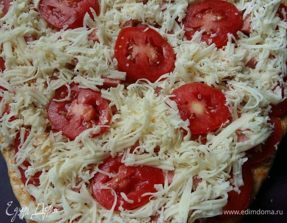 И вновь выложить слой сыра, не закрывая центральные помидоры. Затем немного лука полукольцами. (Забыла сфотографировать). 