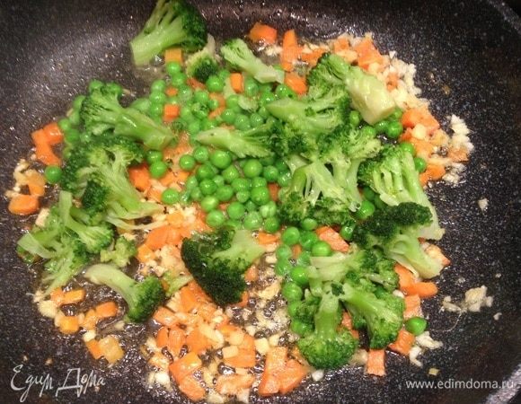 Добавить горошек и брокколи, обжаривать еще пару минут.