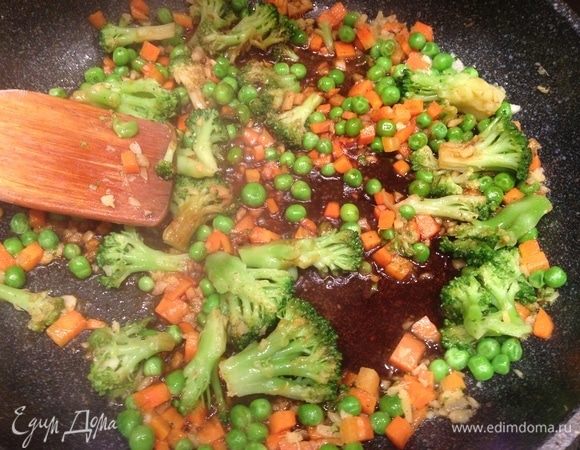 Поперчить и влить соевый соус. Тушить в течение минуты.