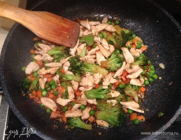 Вернуть в сковороду курицу, перемешать.