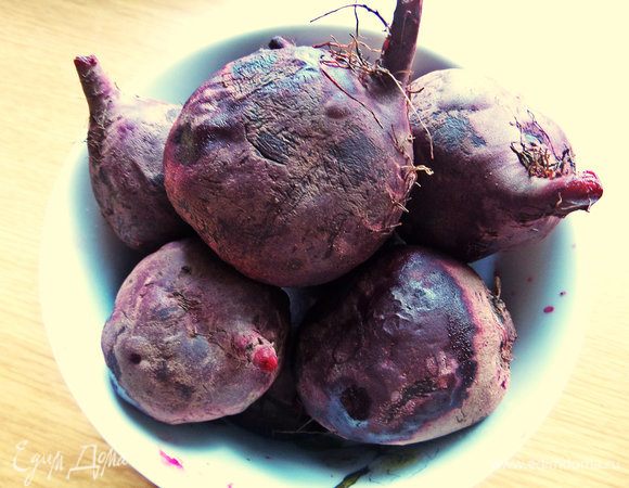 Свеклу отварить заранее. Беру небольшую, молодую. Крупной хватит одной штуки.