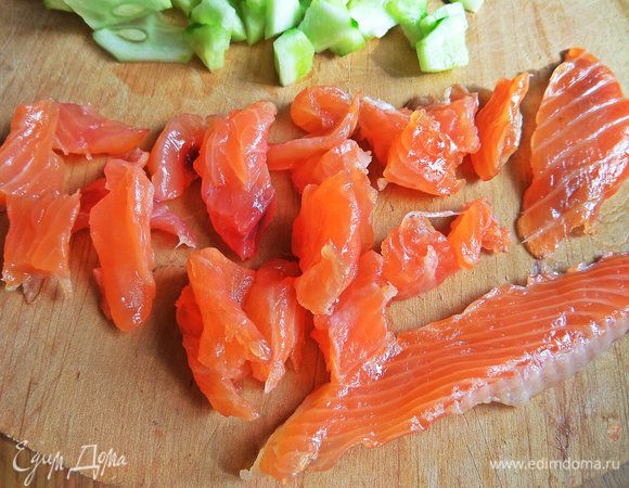 Кусочки лосося тоже нарезать.