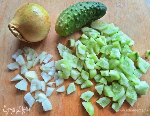 Мелкие огурчики и лук измельчить.