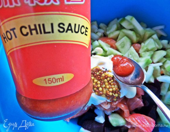 Для пикантности чили соус.