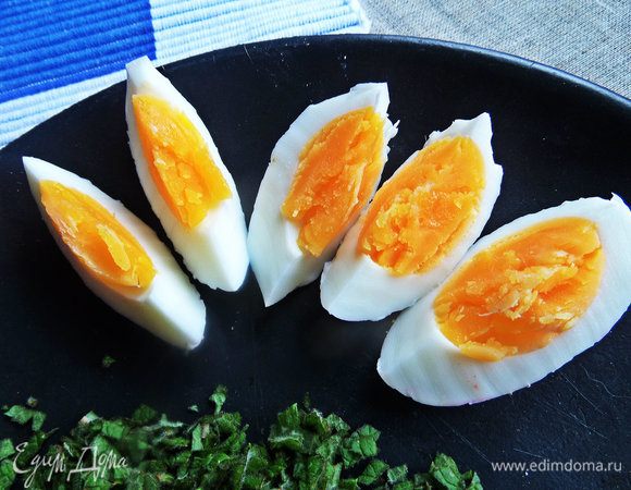 Яйцо отварить. Нарезать.