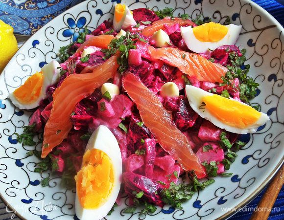 Также такой салат можно подать порционно. Красиво он будет смотреться в стеклянных широких стаканах.