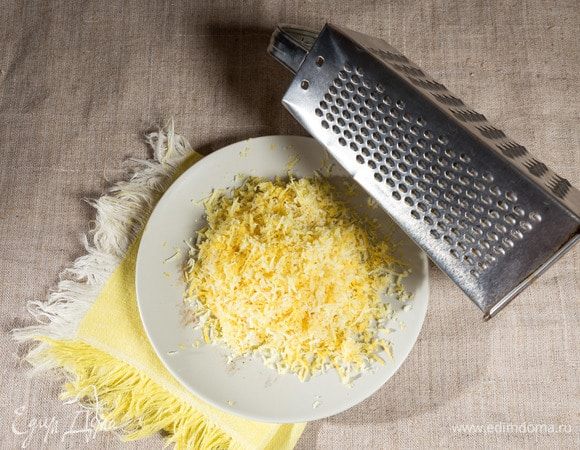 Лимоны тщательно моем. Снимаем на мелкой терке цедру с 2-х лимонов. Затем выжимаем сок с лимонов.