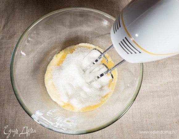 Взбиваем сливочное масло комнатной температуры с сахаром в однородную массу около 3 минут.