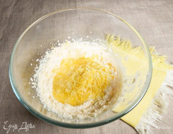 Добавляем цедру и сок лимонов, а также растительное масло без запаха в сахарно-масленую массу. Перемешиваем.