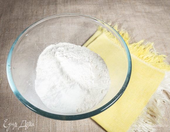 В отдельной миске смешиваем сухие ингредиенты: муку, кукурузный крахмал, соль, разрыхлитель.