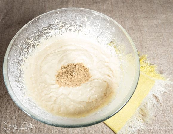 Сухую смесь постепенно соединяем с первой массой, добавляя при этом молоко и сушеный имбирь.